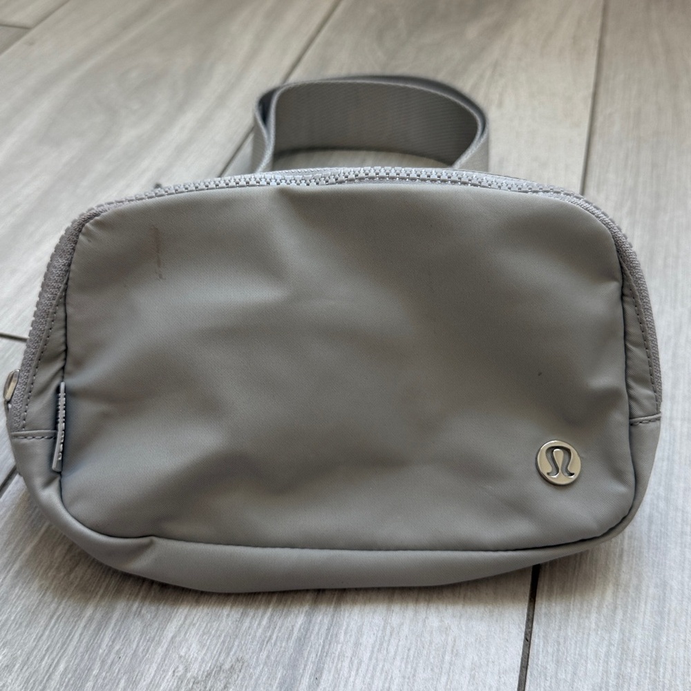 Lululemon Everywhere Belt Bag 1L - Silver Drop /White